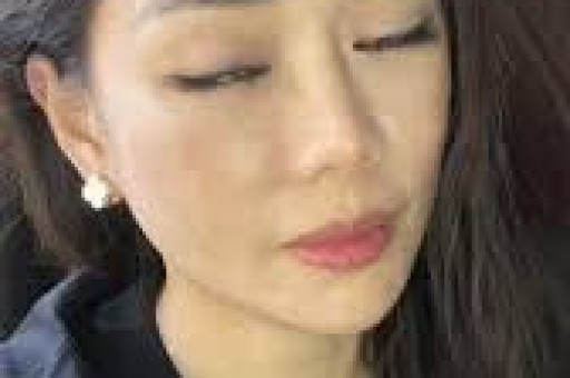 内娱女演员深夜溜进KTV陪酒姿态放低到尘埃