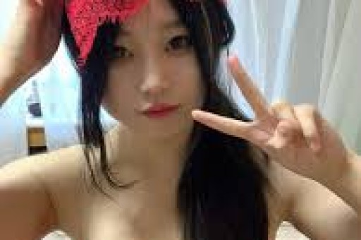 婚内出轨却倒打一耙三个孩子两个爹超女何洁到底在想什么
